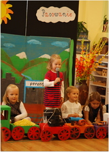 a w  piatym stoi sześć fortepianów....